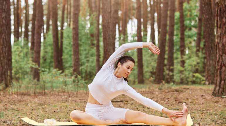 retrato de una mujer practicando yoga